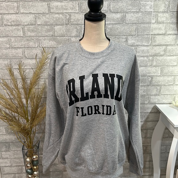 Gildan Tops - NWT. Sweatshirt
